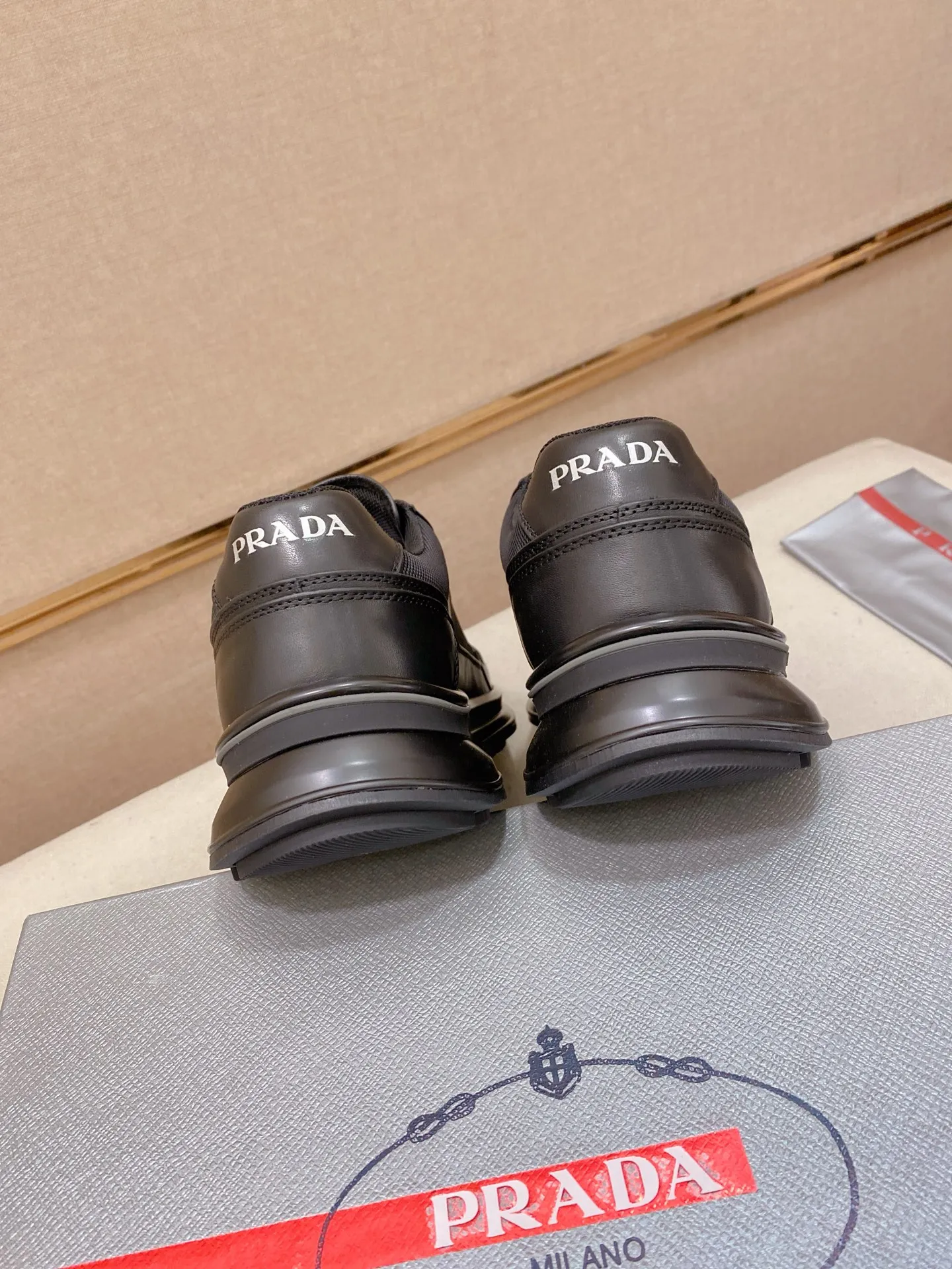 Factory price 600💰 ✔️✔️✔️High version High-quality new PRADA (Prada) counters are on the market at the same time, new men's shoes, 😘fabrics imported first-layer cowhide with waterproof materials, purely handmade. Lining: Full cowhide lining. 👍🏿 High-end ☄️ air-cushion molded anti-slip rubber outsole, exquisite lines, simple and elegant, comfortable and high-end for leisure travel. Code number: 38 to 45